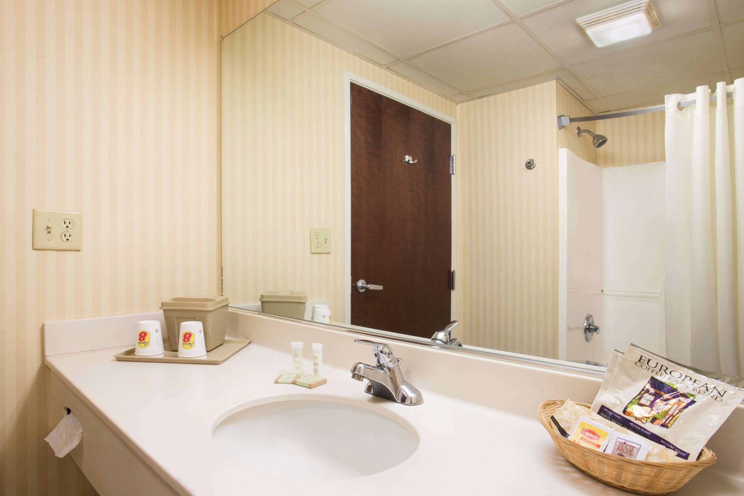 Super 8 By Wyndham Grayville Extérieur photo